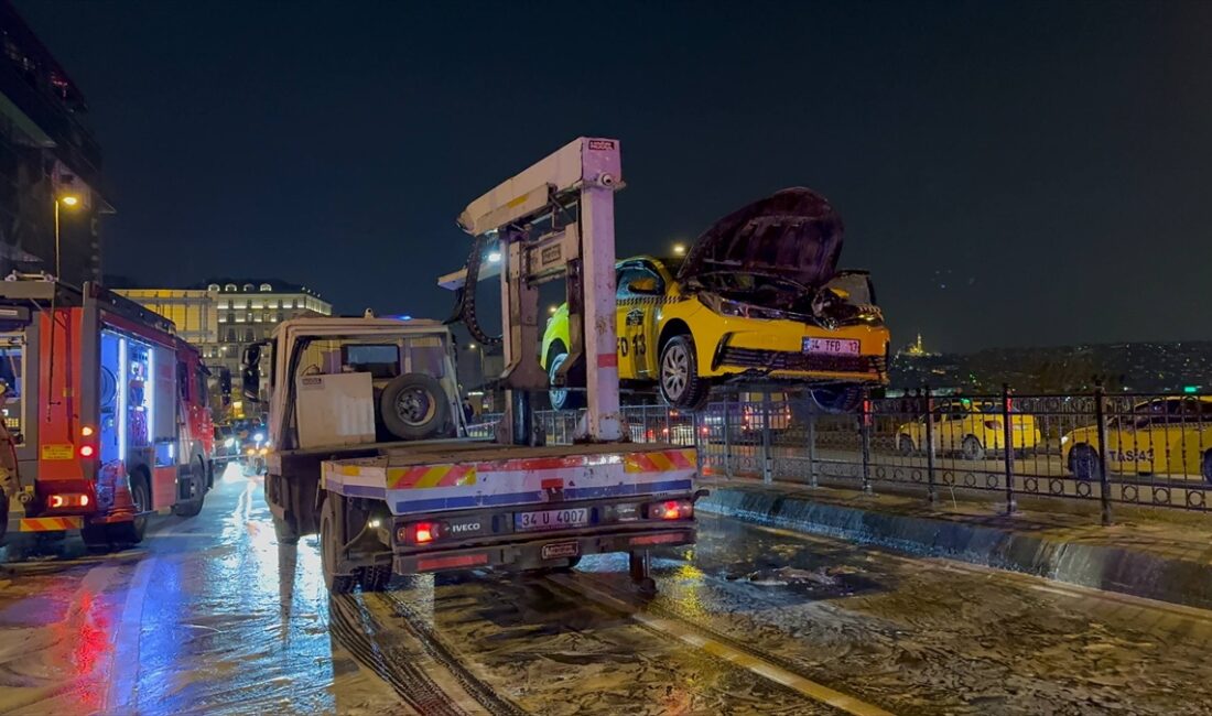 İSTANBUL (AA) – Beyoğlu'nda seyir halindeki takside çıkan yangın itfaiye