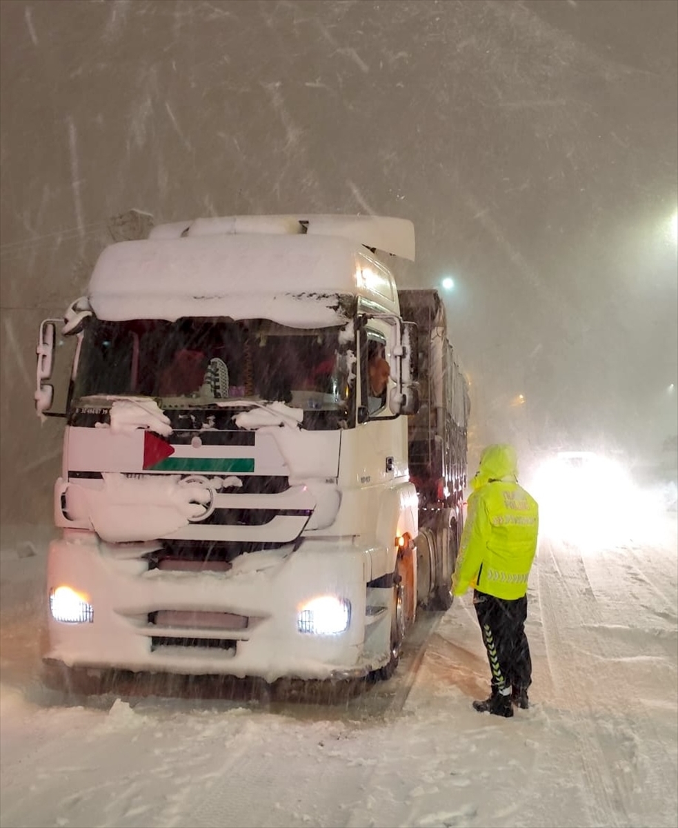 BİTLİS (AA) – Bitlis'te etkisini sürdüren kar ve tipi nedeniyle