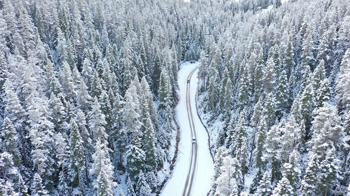 BOLU (AA) – Bolu’nun yüksek kesimlerinde kar yağışı etkisini sürdürüyor.