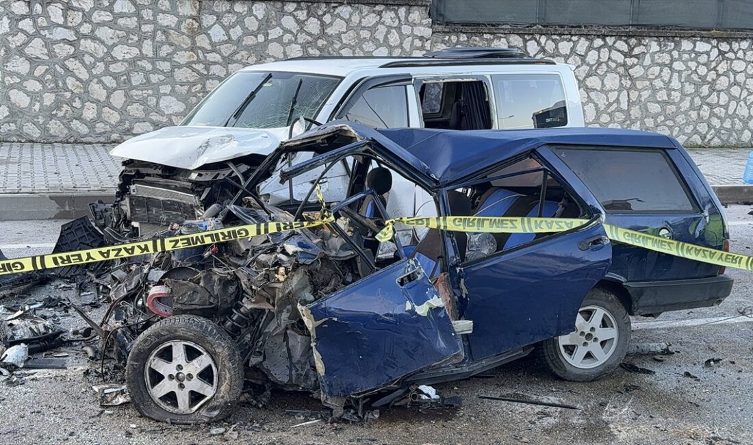 BURDUR (AA) – Burdur'da 3 aracın karıştığı kazada 2 kişi