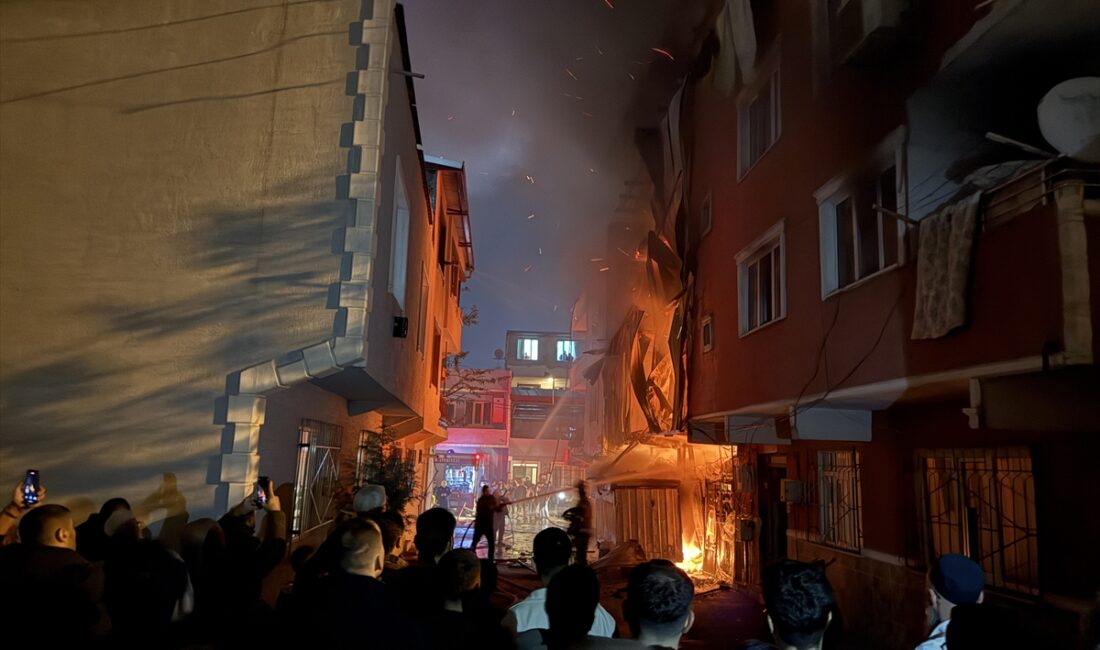 BURSA (AA) – Bursa'nın Yıldırım ilçesinde 3 katlı binanın girişinde