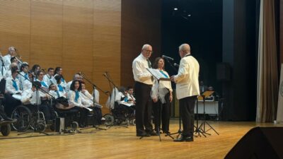 BURSA (AA) – Bursa'da "7'den 70'e Türkülerle Hep Birlikte" konseri