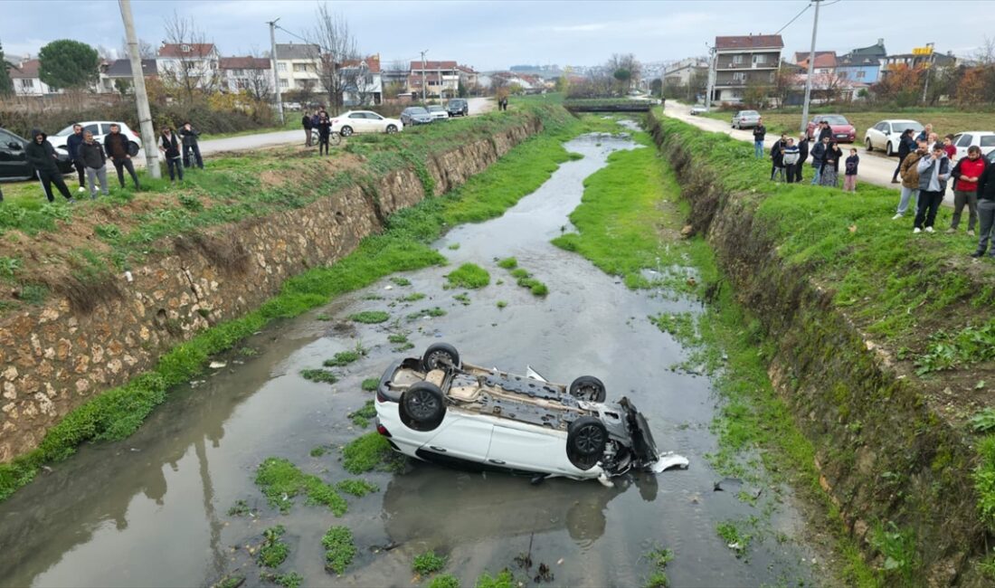 BURSA (AA) – Bursa'nın İnegöl ilçesinde otomobilin dereye devrilmesi sonucu