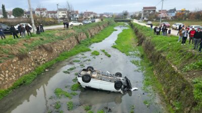 BURSA (AA) – Bursa'nın İnegöl ilçesinde otomobilin dereye devrilmesi sonucu