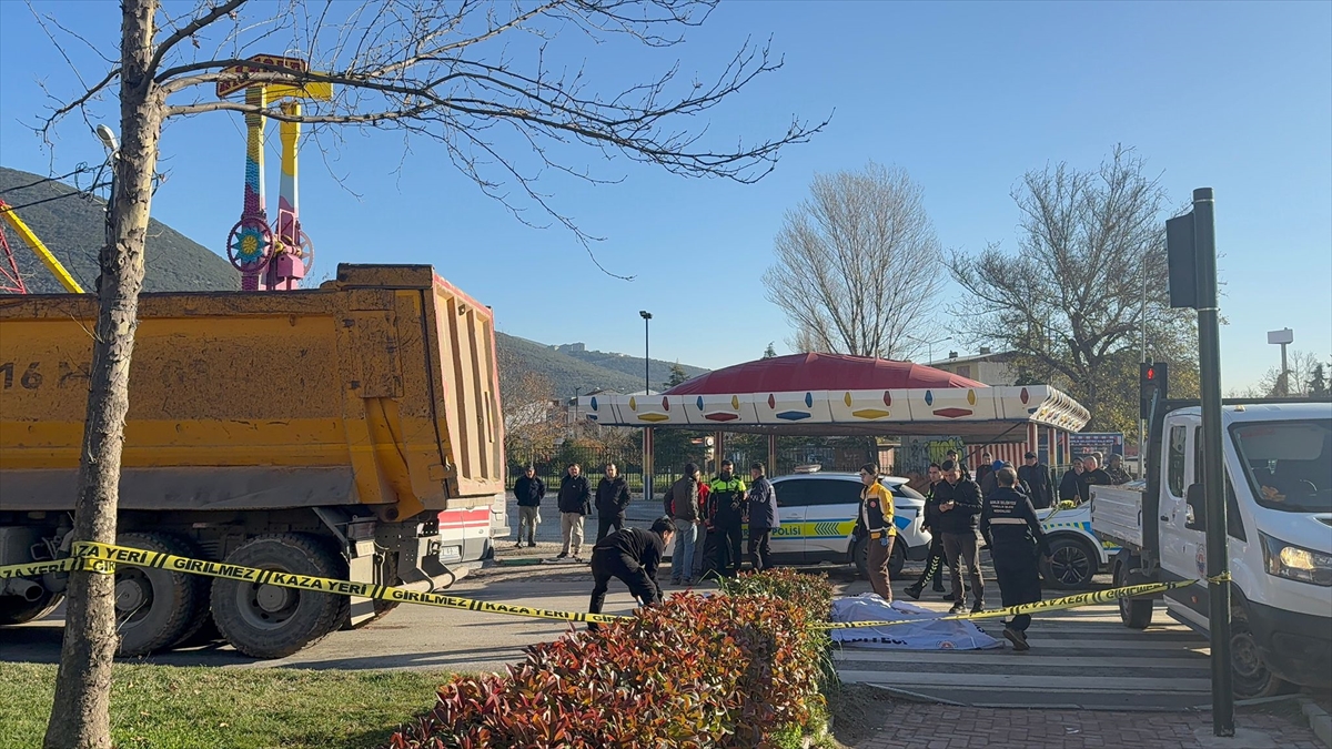 BURSA (AA) – Bursa'nın Gemlik ilçesinde kamyonun çarptığı bisikletli hayatını