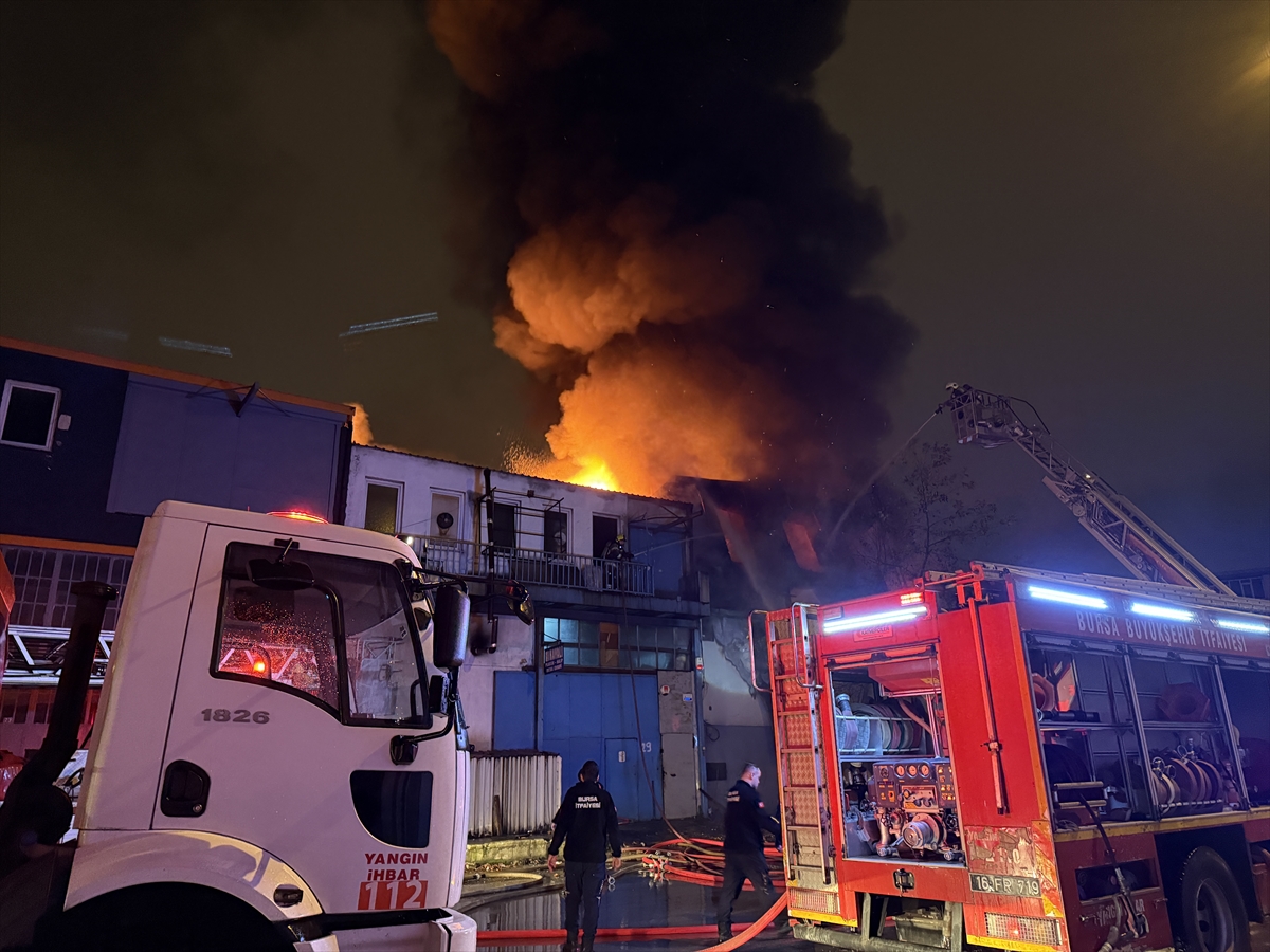 BURSA (AA) – Bursa'nın Osmangazi ilçesinde plastik kalıp atölyesinde başlayıp