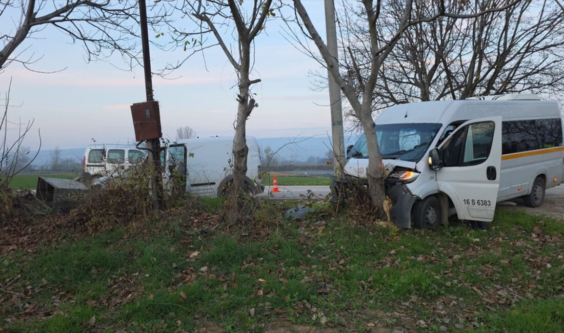 ​BURSA (AA) – Bursa'nın İnegöl ilçesinde, servis aracıyla hafif ticari