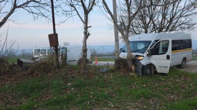 ​BURSA (AA) – Bursa'nın İnegöl ilçesinde, servis aracıyla hafif ticari