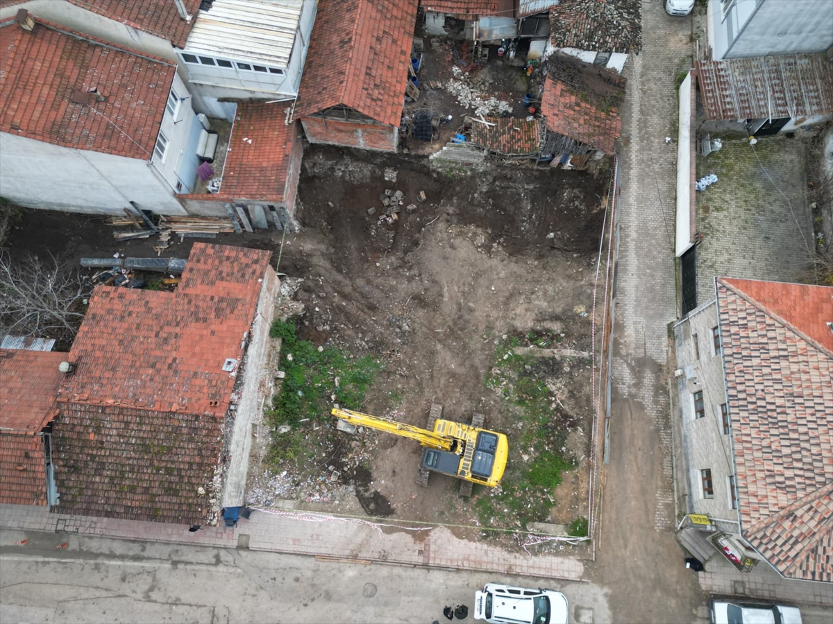 BURSA (AA) – Bursa'nın İnegöl ilçesinde bir inşaatın temel kazısı