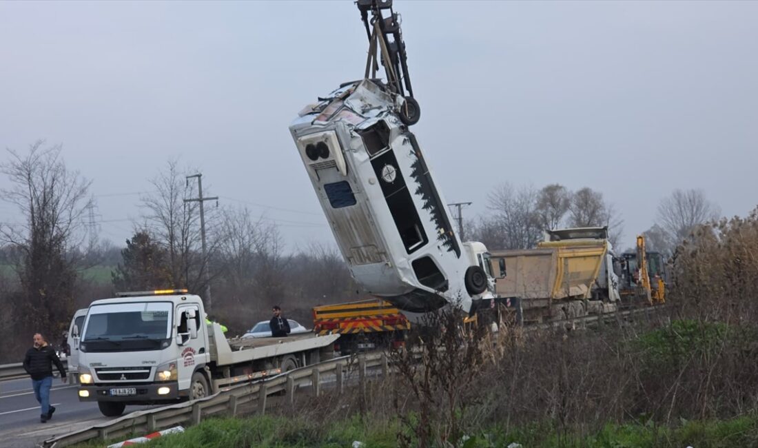 BURSA (AA) – Bursa'nın İnegöl ilçesinde tırın çarptığı karavanın şarampole