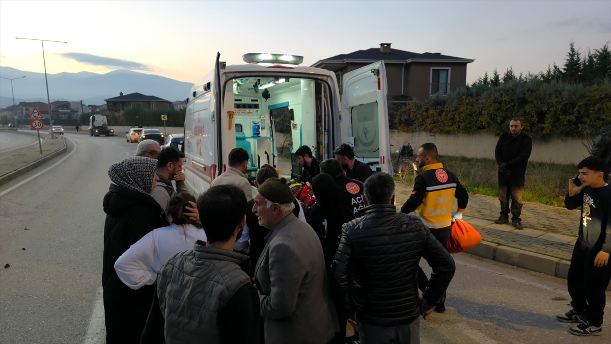 Bursa (AA) – Bursa'nın İnegöl ilçesindeki trafik kazasında 1'i ağır,