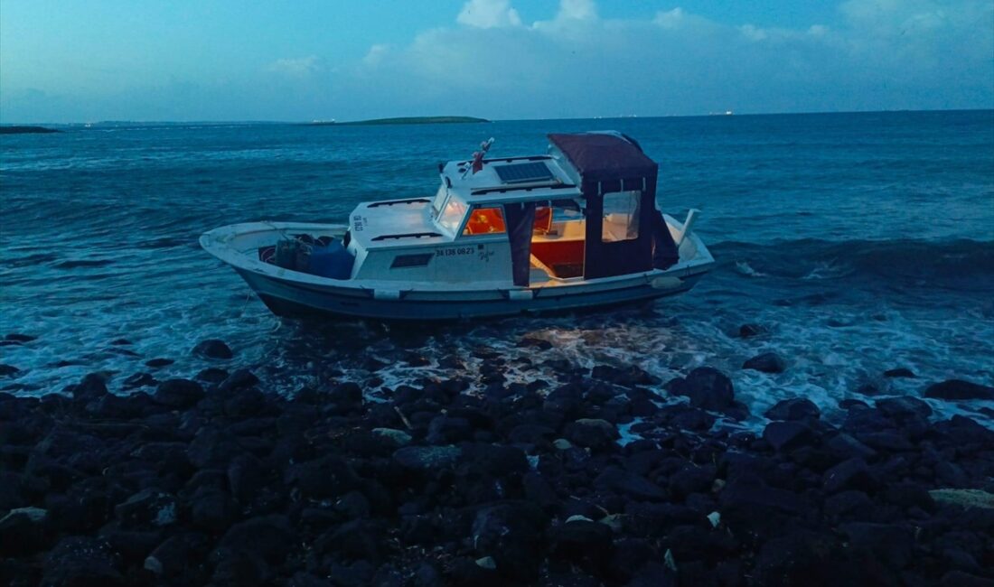 ÇANAKKALE (AA) – Çanakkale'nin Bozcaada ilçesi yakınlarında karaya oturarak su