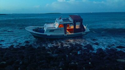 ÇANAKKALE (AA) – Çanakkale'nin Bozcaada ilçesi yakınlarında karaya oturarak su