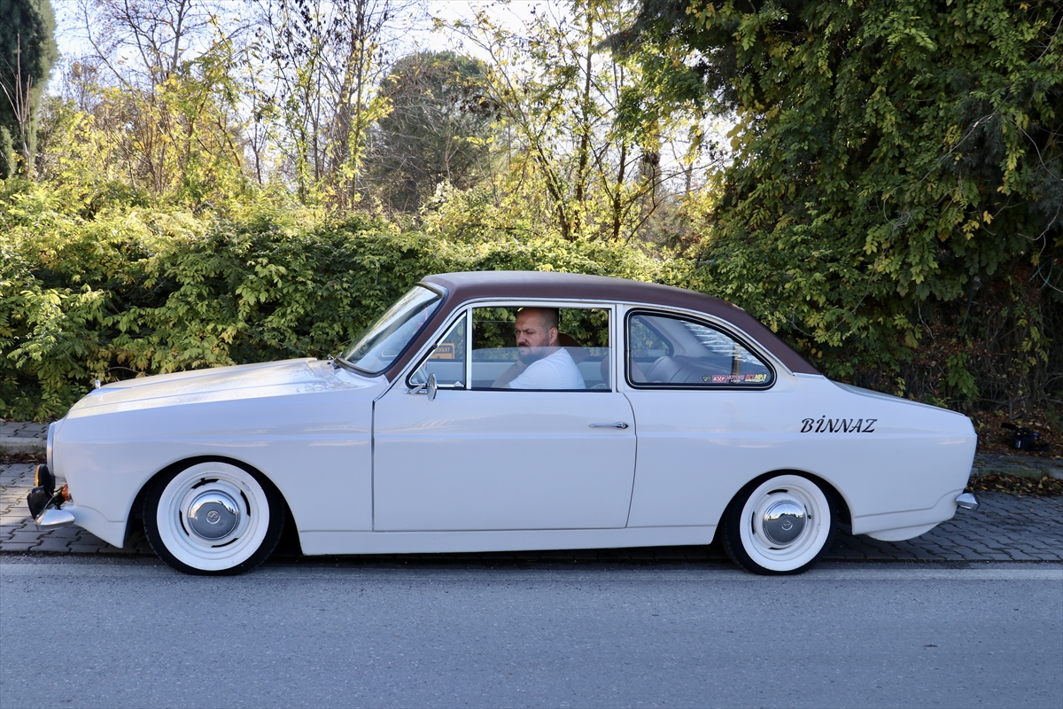 - İzmir'den aldıkları 1972 model otomobile bakım yaptıktan sonra "Binnaz"