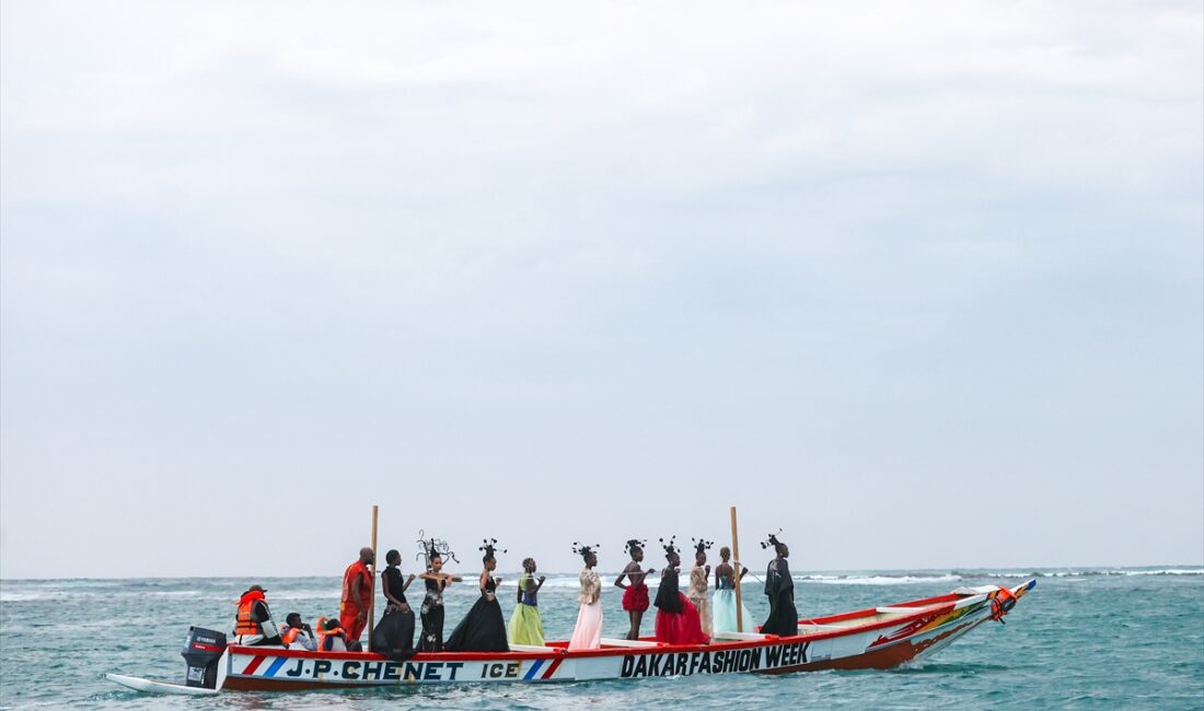 DAKAR (AA) – Senegal'de 23. Dakar Moda Haftası'nda mankenler, denizde