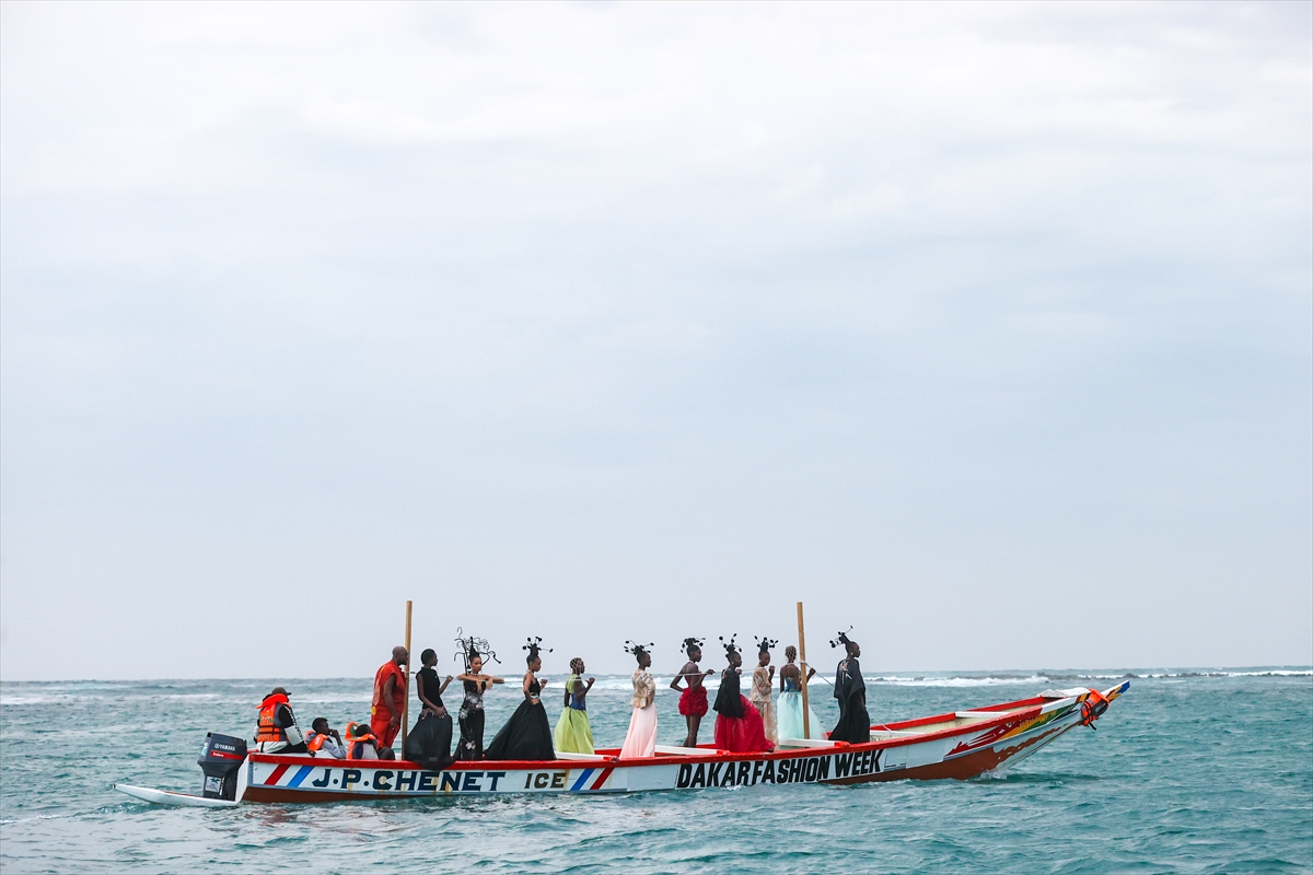 DAKAR (AA) – Senegal'de 23. Dakar Moda Haftası'nda mankenler, denizde