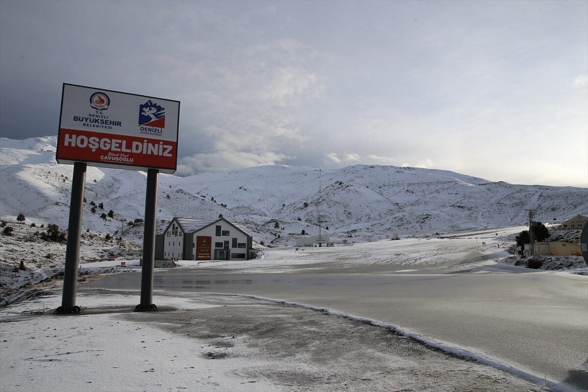 DENİZLİ (AA) – Mevsimin ilk karının yağdığı Denizli Kayak Merkezi