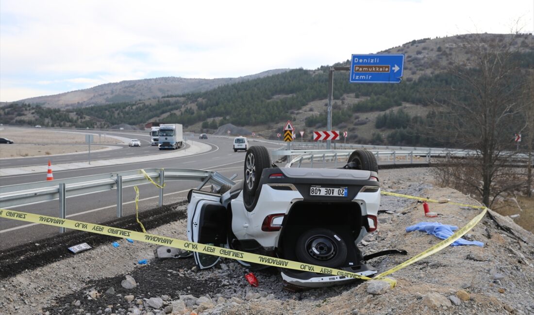 DENİZLİ (AA) – Denizli'nin Tavas ilçesinde devrilen otomobilin sürücüsü hayatını