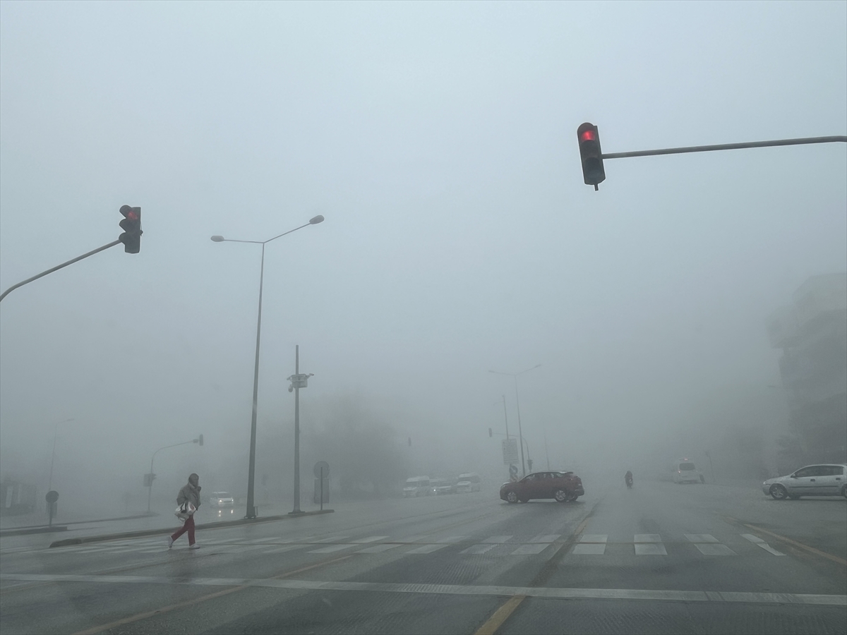 DENİZLİ (AA) – Denizli'de sabah saatlerinde etkili olan sis nedeniyle