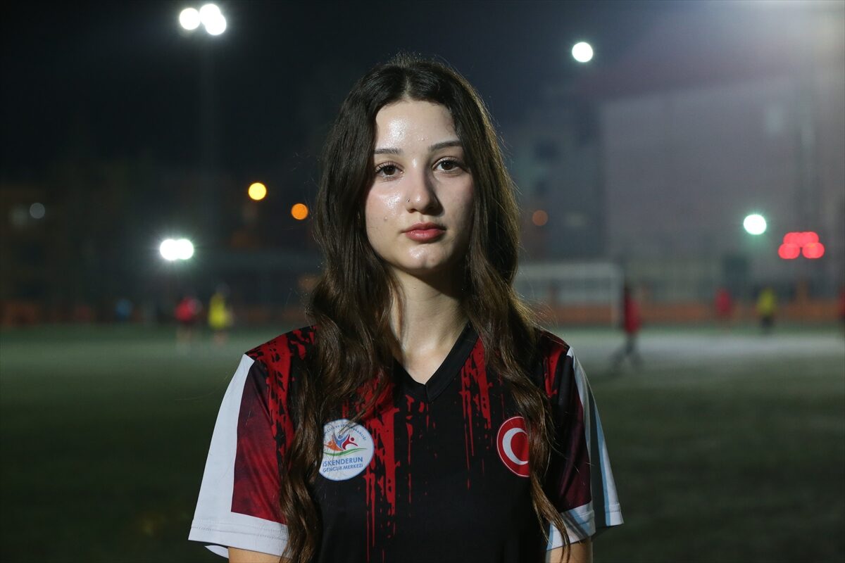- Hatay'da İskenderun Gençlik Merkezince başlatılan futbol kursuna katılan 14-17