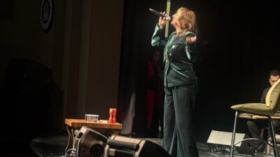 BURSA (AA) – Bursa'da "Türk Müziği'nden Nağmeler" konserinde solist Dilek