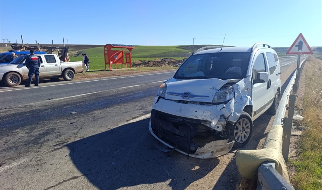 DİYARBAKIR (AA) – Diyarbakır'ın Eğil ilçesinde otomobil ile hafif ticari