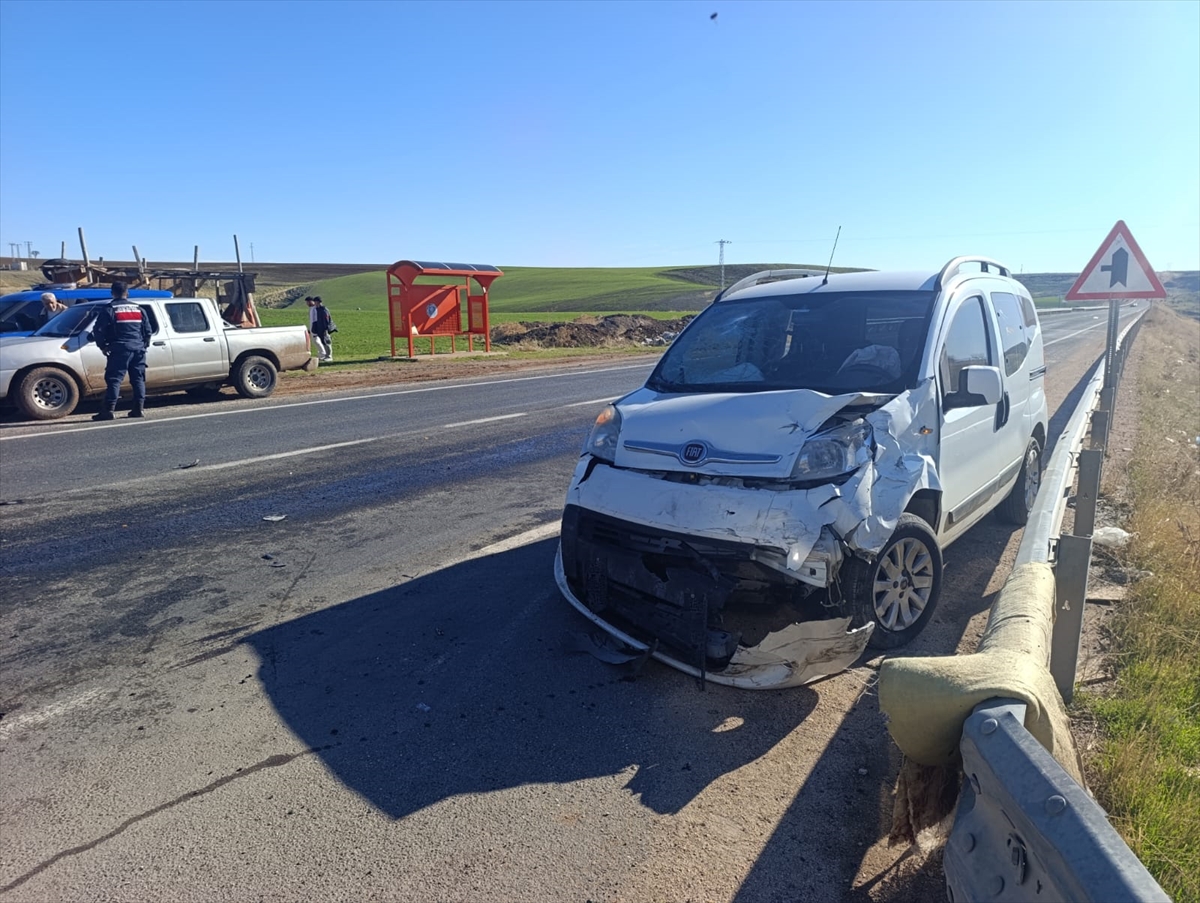 DİYARBAKIR (AA) – Diyarbakır'ın Eğil ilçesinde otomobil ile hafif ticari