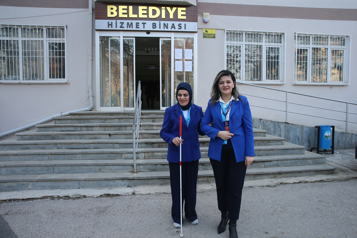 - Tokat Belediyesi'nde santral görevlisi olarak işe başlayan görme engelli