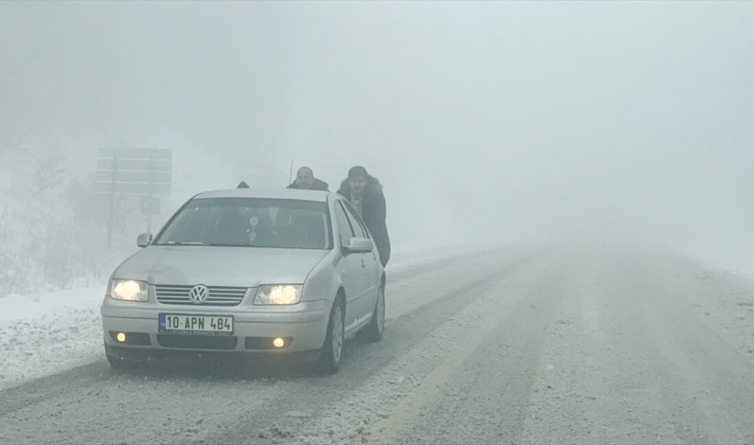 KÜTAHYA (AA) – Kütahya ile Bursa'yı birbirine bağlayan Domaniç Dağları,