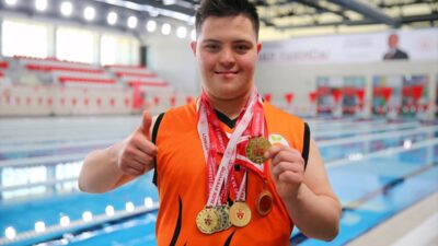 - Adana'da kelebek, sırtüstü, kurbağalama ve serbest stilde kendini geliştiren