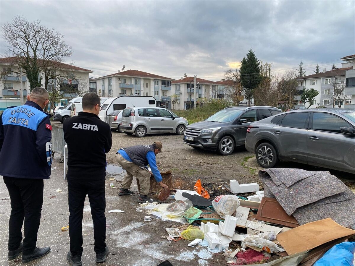 DÜZCE (AA) – Düzce'de, belediyede çalışan yakınının verdiği iş elbisesiyle