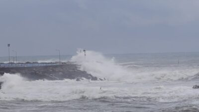 DÜZCE (AA) – Düzce'nin Akçakoca ilçesinde kuvvetli rüzgar nedeniyle denizde