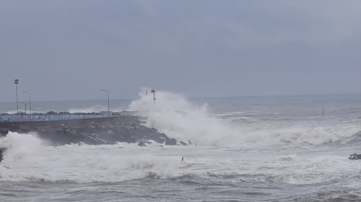 DÜZCE (AA) – Düzce'nin Akçakoca ilçesinde kuvvetli rüzgar nedeniyle denizde