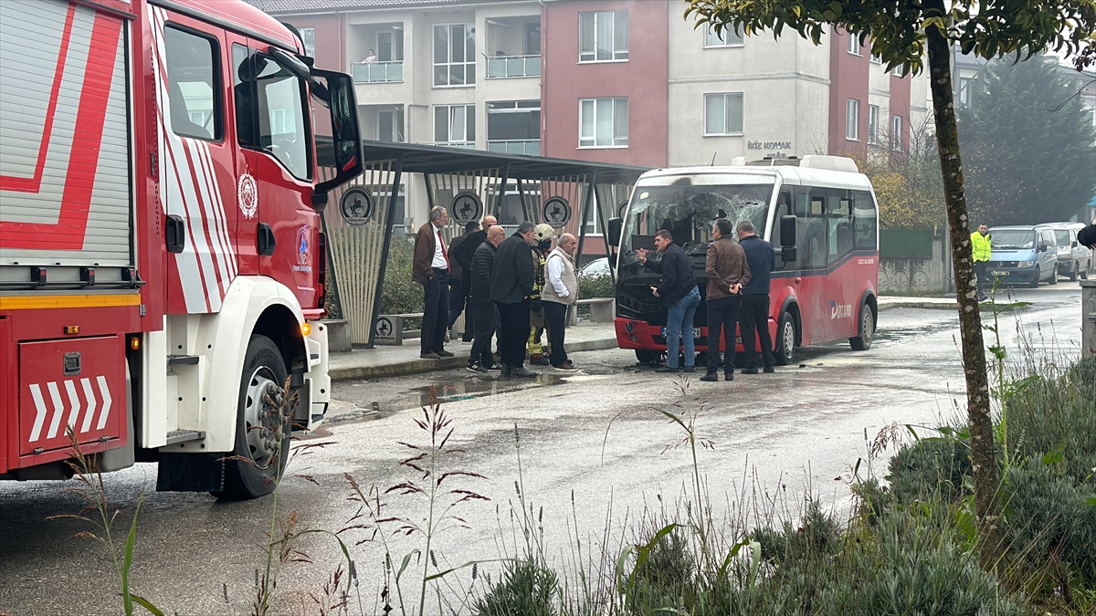 DÜZCE (AA) – Düzce'de özel halk midibüsünde çıkan yangın itfaiye