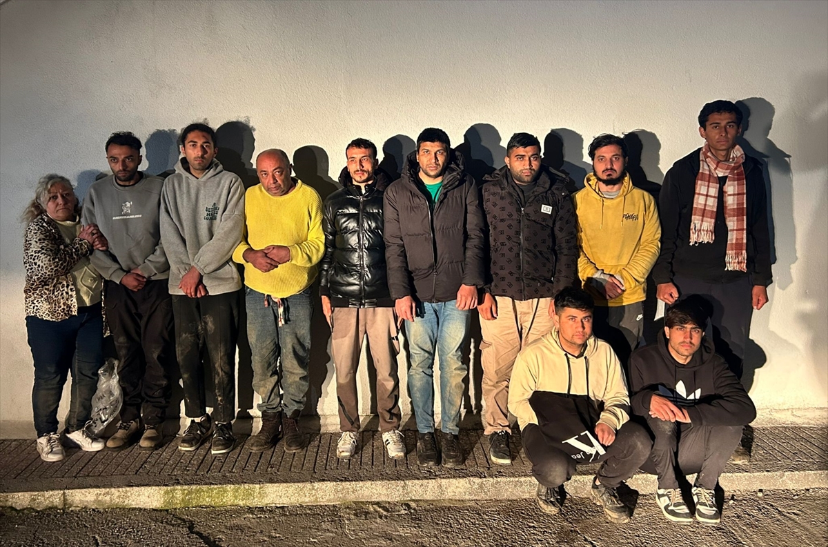 EDİRNE (AA) – Edirne ve Kırklareli'nde 36 düzensiz göçmen yakalandı.