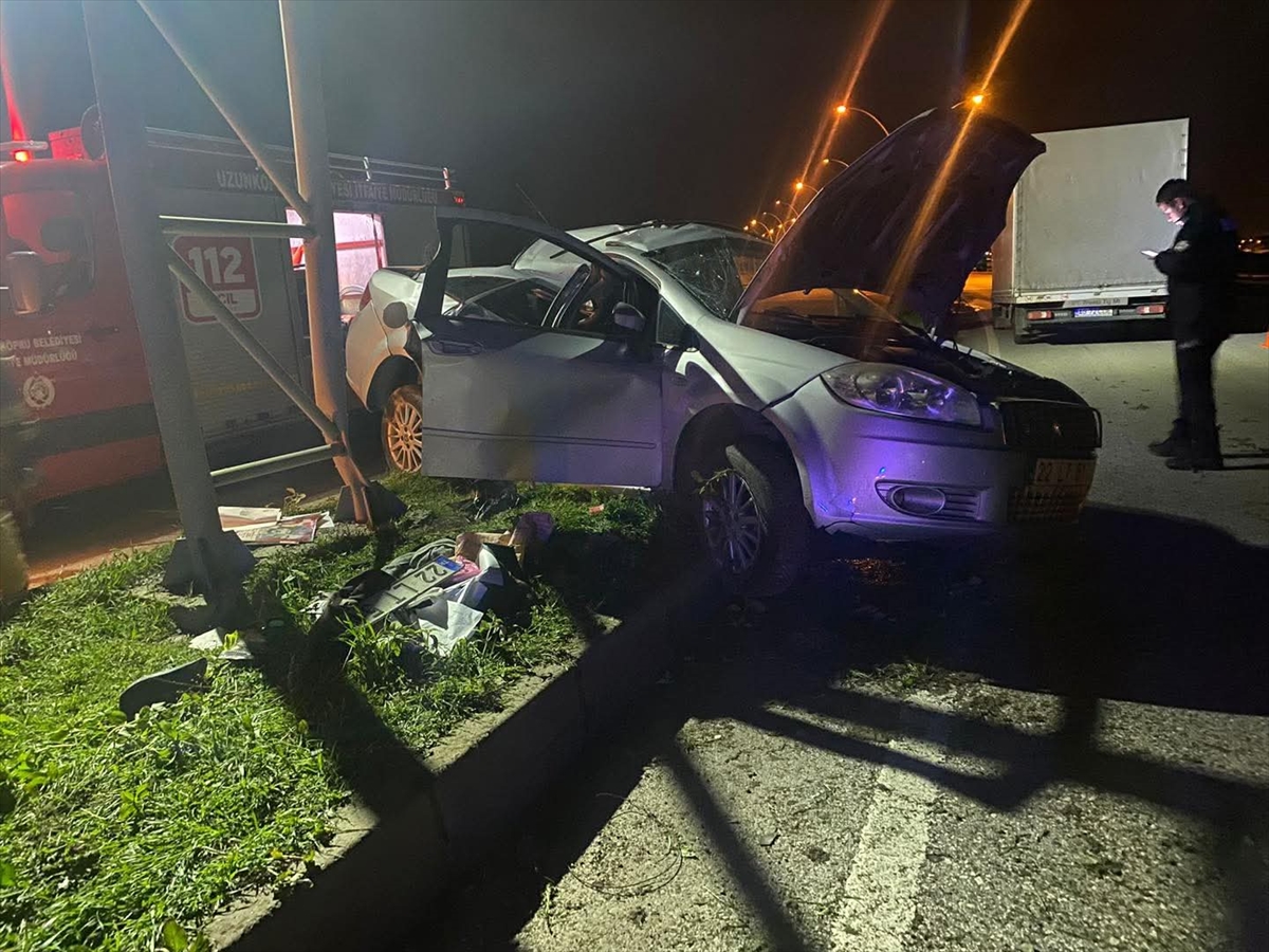 EDİRNE (AA) – Edirne'nin Uzunköprü ilçesinde direğe çarpan otomobilin sürücüsü