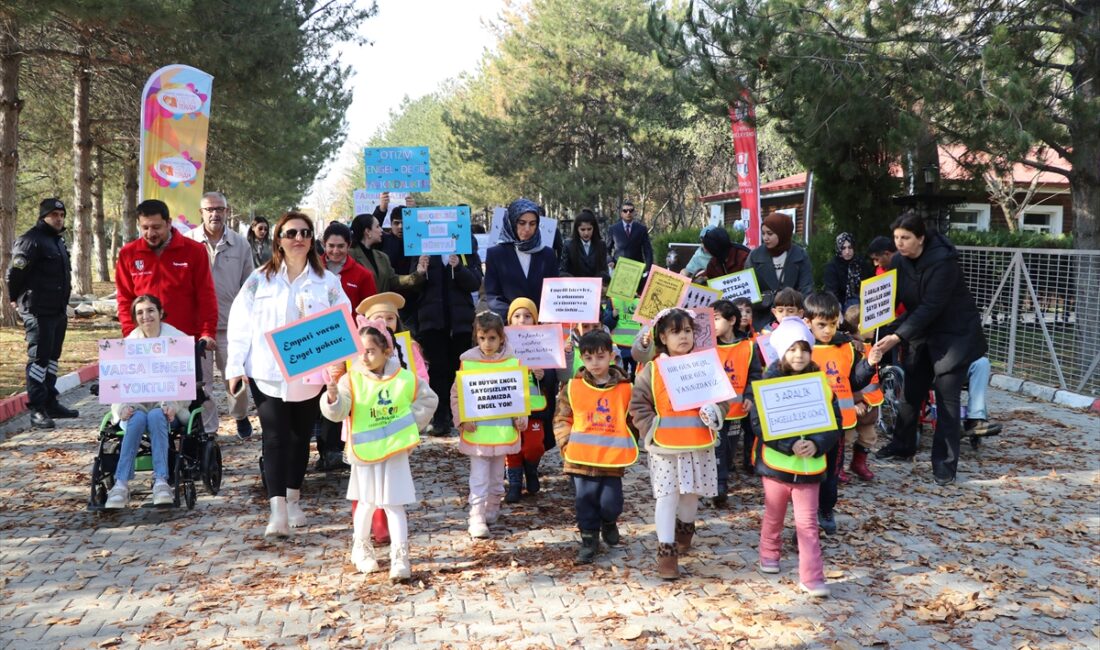 - TJK Elazığ Hipodrom Müdürü Muhammet Demirçelik:
- "Okullardan gelen çocuklarımız