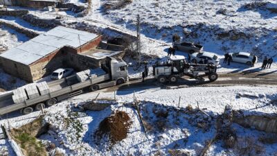 ELAZIĞ (AA) – Elazığ'da etkili olan kar yağışı nedeniyle yolda