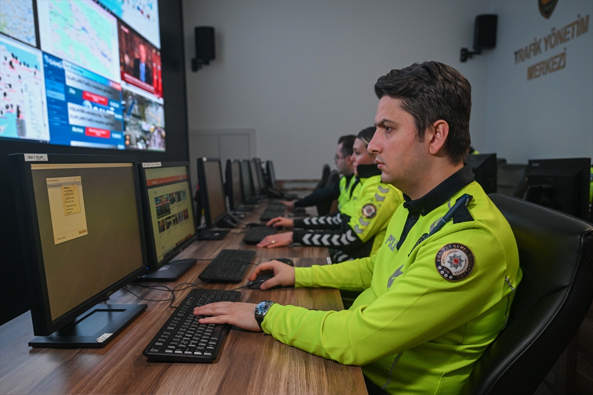 - "Sürücülerimizden tüm trafik kurallarına uymalarını istirham ediyorum. Unutmayalım, yolculuklar
