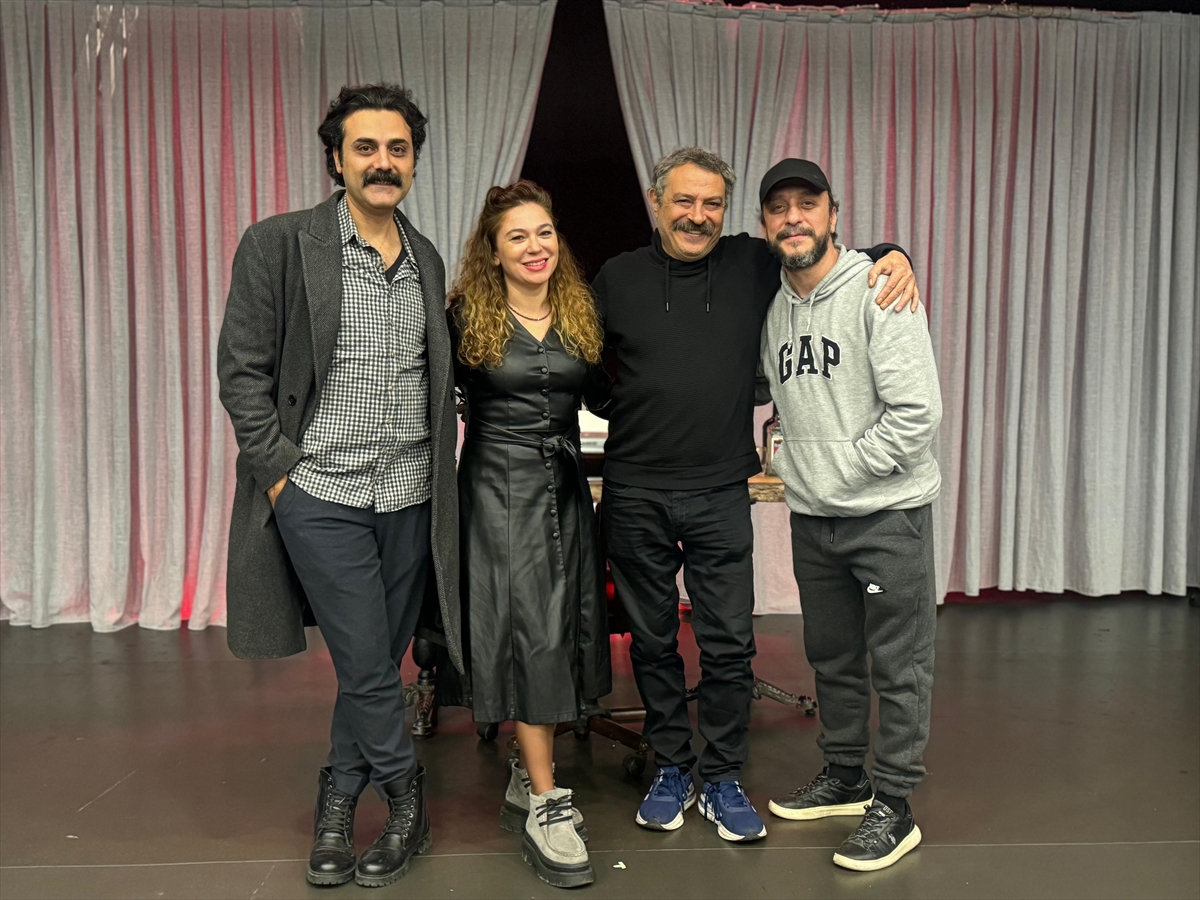 - Oyuncu Ercan Özdal:
- "Oyun, izleyenler için tahmin edemeyecekleri ters