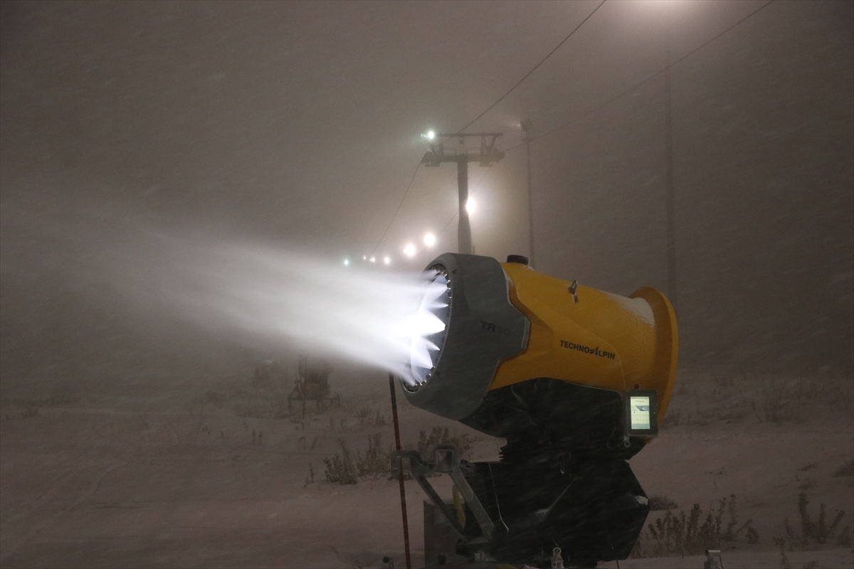 - ⁠Türkiye'nin önemli kış turizm merkezlerinden Erciyes'te beklenen kar yağmayınca