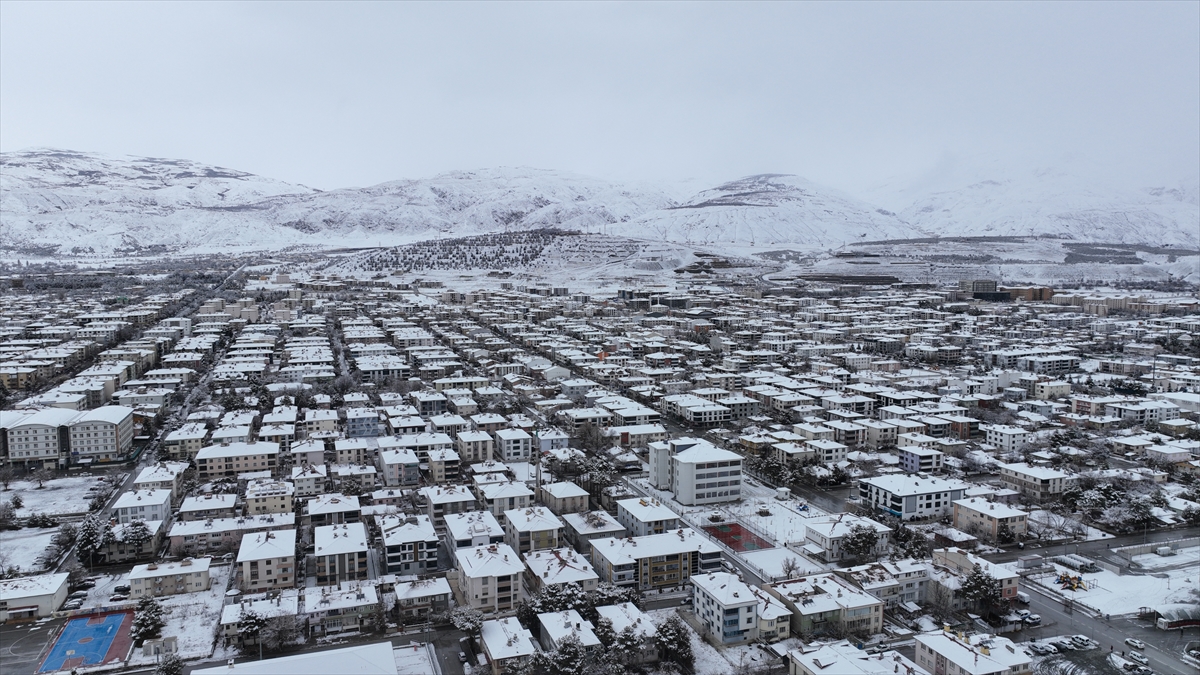 ERZİNCAN (AA) – Erzincan ve Ağrı'da etkili olan kar yağışı
