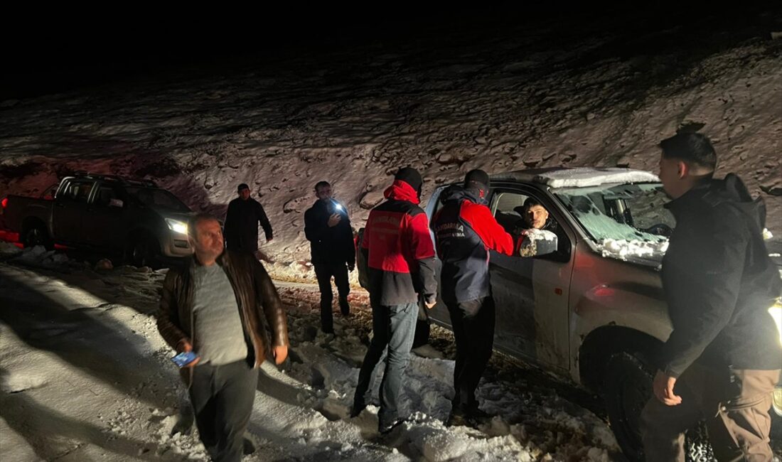 ERZİNCAN (AA) – Erzincan'da kar ve tipi nedeniyle mahsur kalan