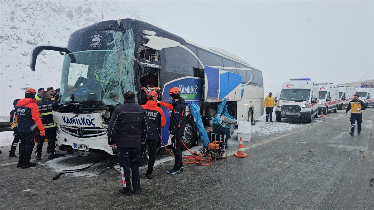 ERZİNCAN (AA) – Erzincan'da otobüsün tıra çarpması sonucu ilk belirlemelere