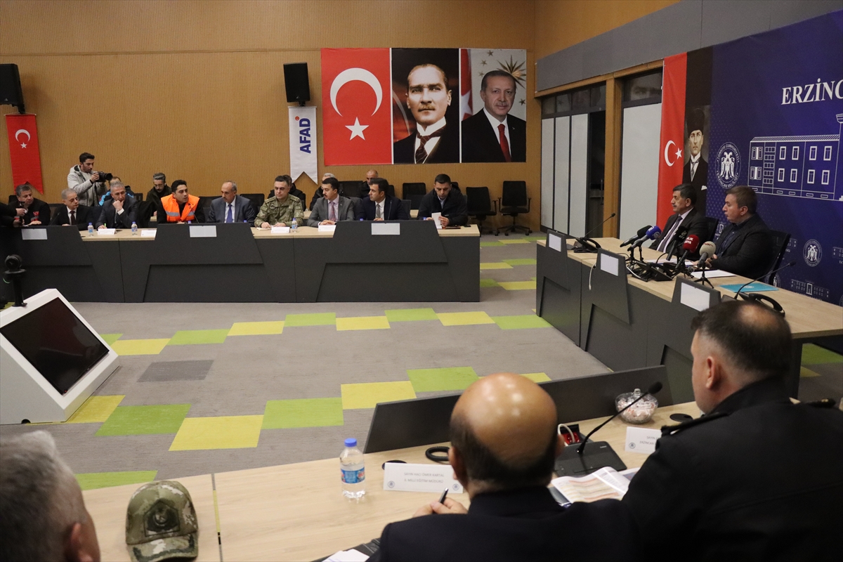 ERZİNCAN (AA) – Yoğun kar yağışının etkili olduğu Erzincan'da Vali