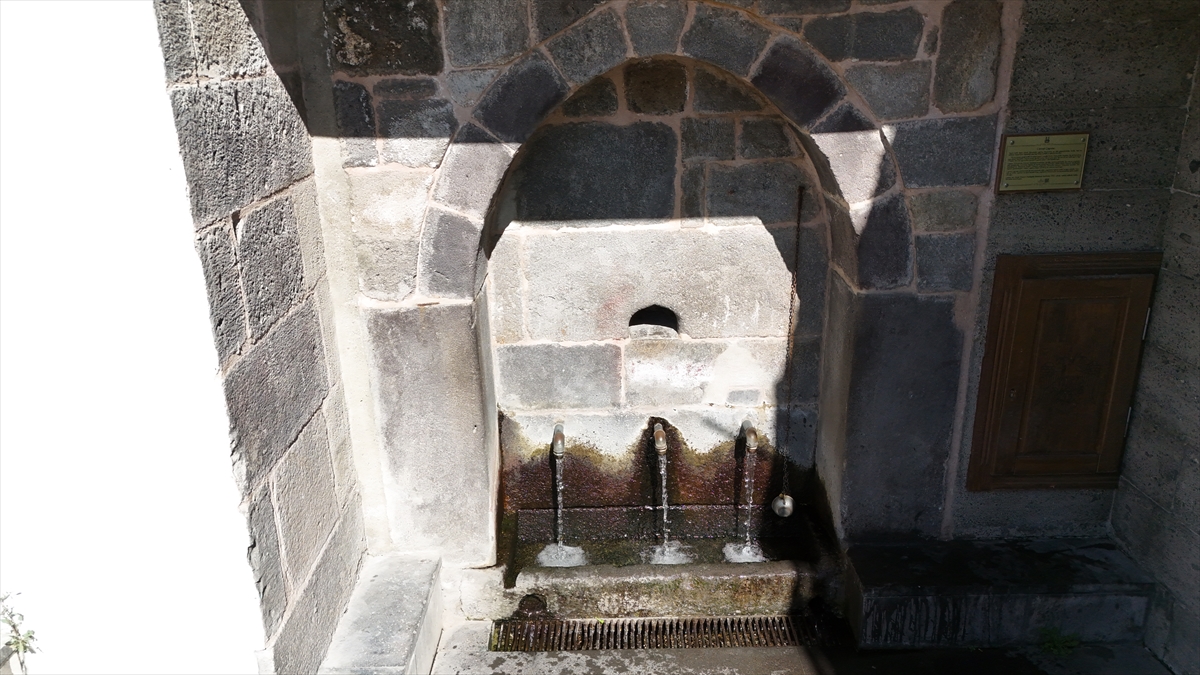 ​​​​​​ERZURUM (AA) – Erzurum Valiliği, kentteki tarihi çeşmeleri belgeselleştirerek kayıt