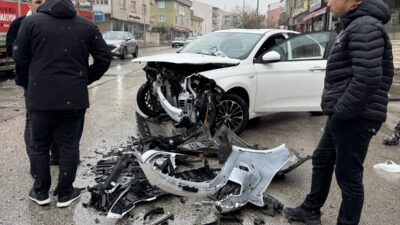 ERZURUM (AA) – Erzurum'da 2 otomobilin çarpışması sonucu 4 kişi