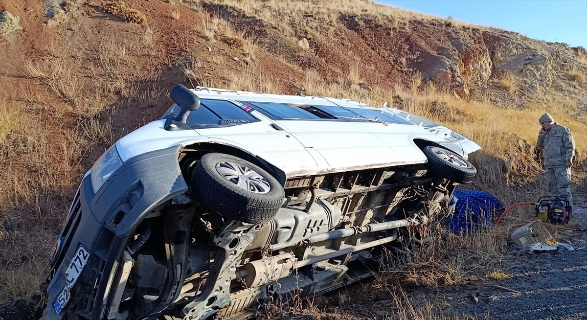 ERZURUM (AA) – Erzurum'un Horasan ilçesinde öğretmenleri taşıyan servis minibüsünün