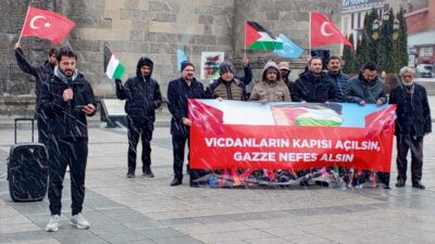 ERZURUM (AA) – Erzurum'da hekimler ve sağlık çalışanları, İsrail'in Gazze'ye