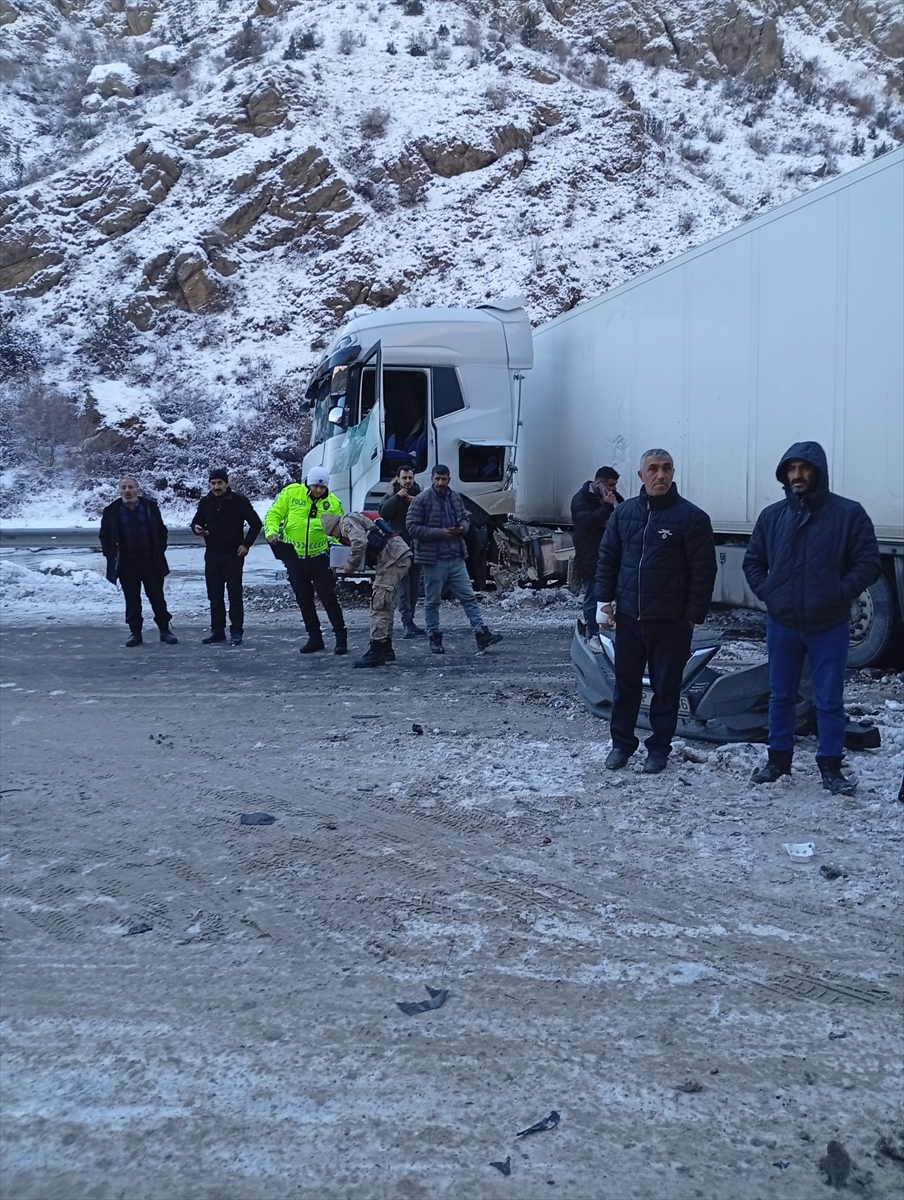 ERZURUM (AA) – Erzurum'un Şenkaya ilçesinde tır ile SUV tipi